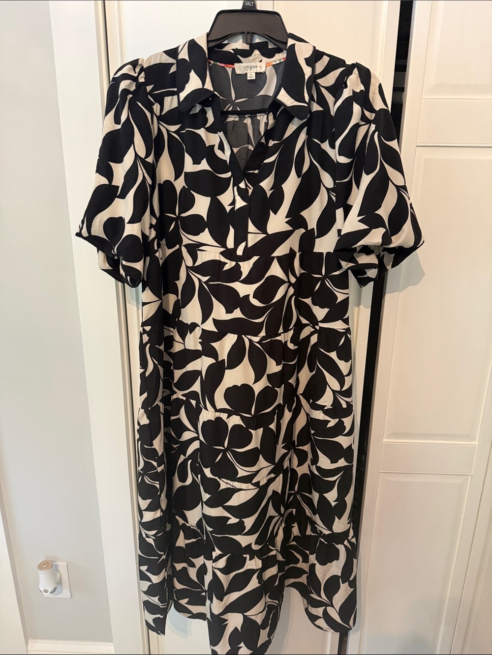 Umgee Black & White Leaf-Print Midi Dress